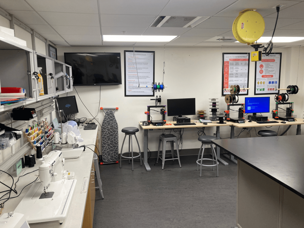 Image of the Makerspace at VCU with sewing machines and 3D printers.